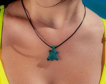 Turtle macrame pendant /Summer beach pendant /cute turtle necklace /greek island souvenir jewelry/ animal macrame necklace/ Beach jewlry