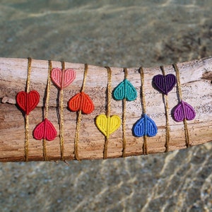 Bracelet coeur en macramé, bracelet coloré bohème de l'amitié, bijoux arc-en-ciel de plage d'été, joli bracelet réglable coeur noué fait main,