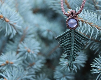 Macrame fern leaf nature necklace with bead /Unique bohemian botanical pendant/Nature inspired forest jewelry/ Makramee Kette mit Farnblatt