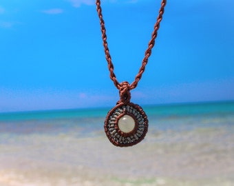 Makramee Mandala Anhänger / Sommer Strand rund Edelstein Halskette / kleine minimal perlen makrame Schmuck mit Stein / Makramee Schmuck Geschenk