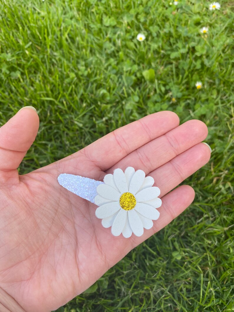 glitter bow Suede clip glitter snap clip Daisy hair clip daisies clip daisys glitter clic clac Glitter daisy clips Flower hair slide