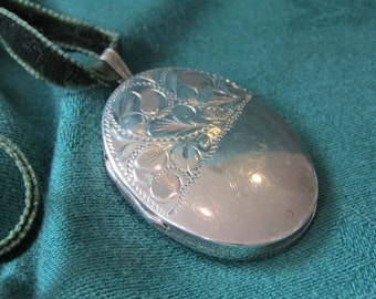 Locket Sterling Silver Original 1970s Large Engraved   (108191E)