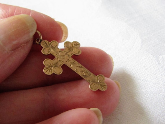 Cross - 9CT Gold Engraved Daisy Victorian Cross (A9… - Gem