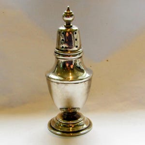 Pepper Pot Sterling  Silver Made in 1895  (Q8BE)