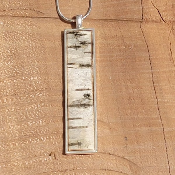 Tunt halsband i äkta björkbark, naturligt, minimalistiskt silverhänge och kedja
