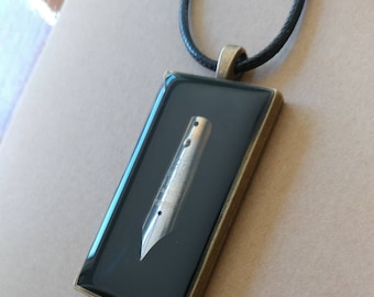 Vulpen hanger ketting met zilveren penpunt verzegeld in heldere hars