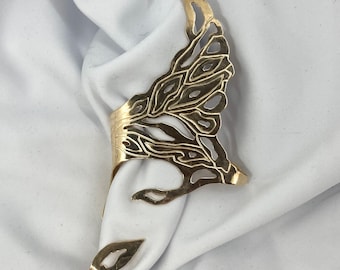 Orejas de elfo de metal hechas a mano con diseño de mariposa grabada, estilo Fairycore: ideales para cosplay, ferias renacentistas y juegos de rol de fantasía.