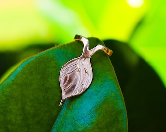 Pendiente de oreja de latón o cobre grabado con motivos terrosos, pendiente con raíces botánicas de inspiración mística