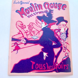 Può includere: Un poster vintage per il Moulin Rouge Hollywood, con una combinazione di colori rosa e viola. Il poster raffigura figure in un ambiente da cabaret, con il testo "Tous les Soirs" in basso. Il nome dell'artista, Frank Sennes, è in alto.