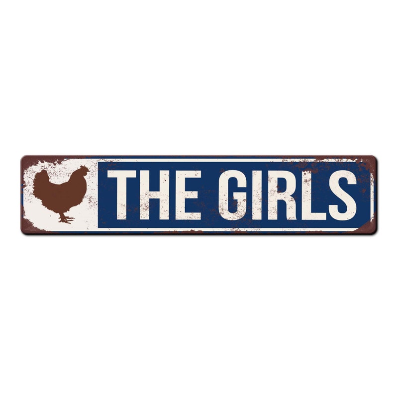 Puede incluir: Un letrero de metal azul y blanco con textura oxidada. El letrero presenta una silueta de un pollo y el texto "THE GIRLS".