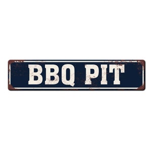 Pode incluir: Uma placa de metal azul enferrujada com letras brancas que l&ecirc; "BBQ PIT".