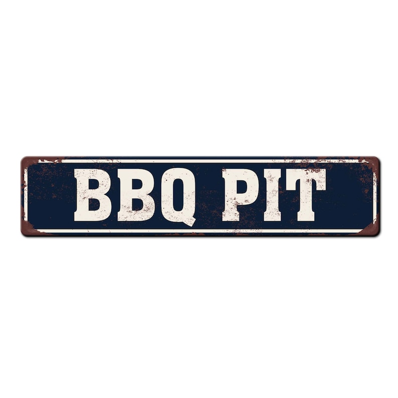 Pode incluir: Uma placa de metal azul enferrujada com letras brancas que l&ecirc; "BBQ PIT".