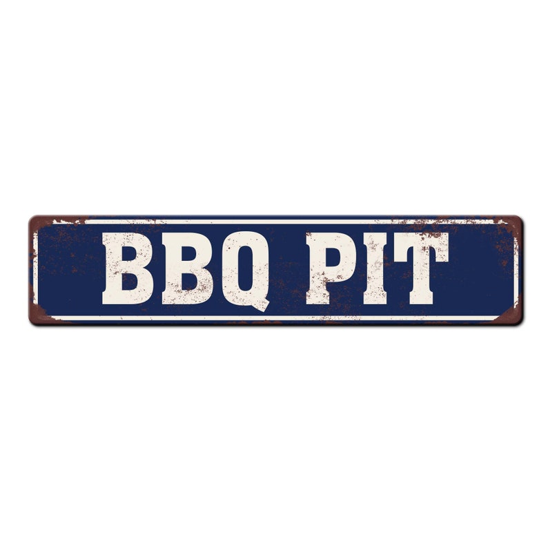 Pode incluir: Uma placa de metal azul e enferrujada com texto branco que diz "BBQ PIT".