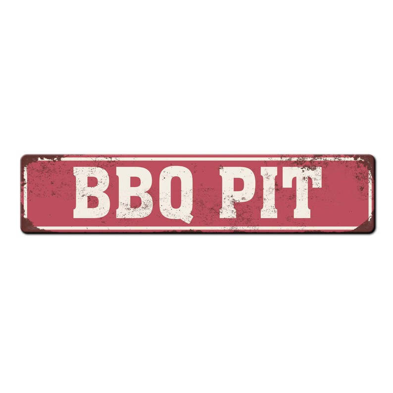 Pode incluir: Uma placa de metal vermelha com o texto "BBQ PIT" em letras brancas. A placa tem um visual desgastado e vintage.