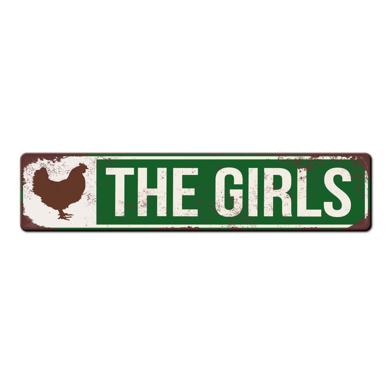 Puede incluir: Un letrero de metal oxidado con fondo verde y texto blanco que dice "THE GIRLS". Una silueta marr&oacute;n de una gallina est&aacute; en el lado izquierdo del letrero.