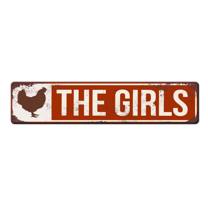 Puede incluir: Un letrero de metal oxidado con fondo rojo y texto blanco que dice "THE GIRLS". Una silueta de un pollo est&aacute; en el lado izquierdo del letrero.