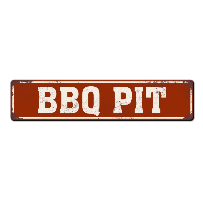 Pode incluir: Uma placa de metal enferrujada vermelha com texto branco que diz "BBQ PIT".