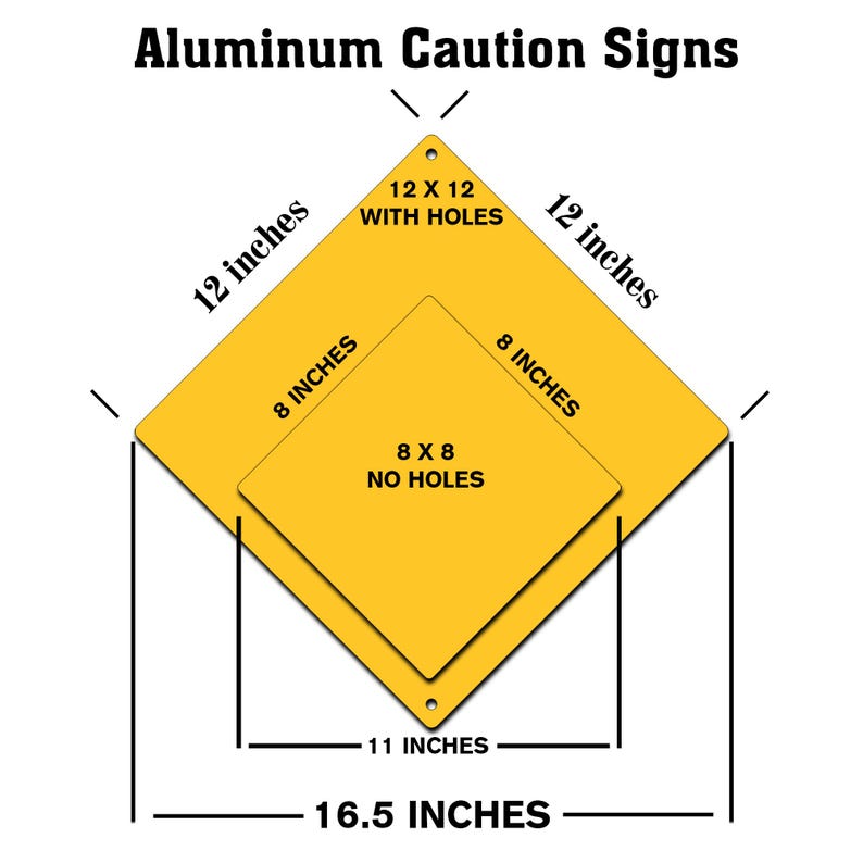 Op de afbeelding: Twee gele, ruitvormige waarschuwingsborden van aluminium. Het grotere bord is 12 inch bij 12 inch met gaten en het kleinere bord is 8 inch bij 8 inch zonder gaten. Beide borden hebben zwarte tekst.