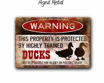 Letrero de advertencia de pato gracioso - Propiedad protegida por patos altamente entrenados (letrero metálico)
