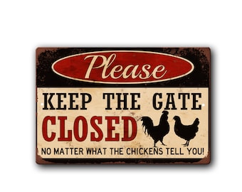 Op de afbeelding: Een rechthoekig metalen bord met een verweerde afwerking. Het bord toont de tekst "Please KEEP THE GATE CLOSED" in verschillende lettertypen en kleuren. Daaronder staan zwarte silhouetten van een haan en een hen. De onderkant van het bord luidt "NO MATTER WHAT THE CHICKENS TELL YOU!"