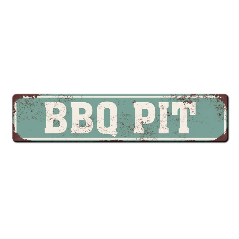 Pode incluir: Uma placa de metal verde r&uacute;stica com o texto "BBQ PIT" em letras brancas. A placa tem um aspecto desgastado e desbotado, o que sugere que foi usada ao ar livre por muito tempo.