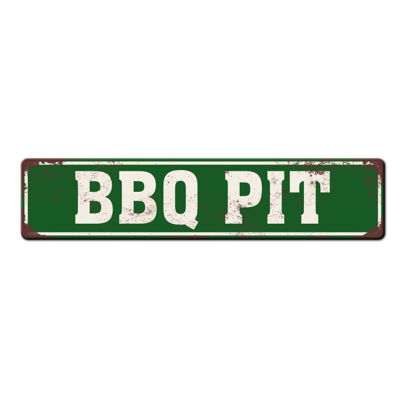 Pode incluir: Uma placa de metal verde com o texto "BBQ PIT" em letras brancas. A placa tem um aspecto r&uacute;stico e desgastado.