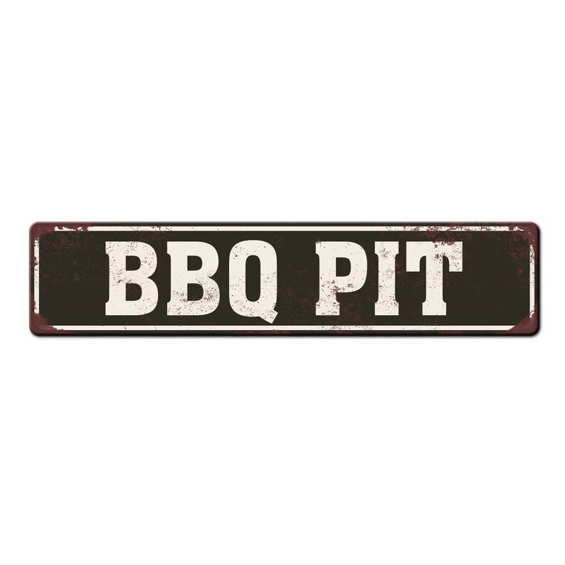 Pode incluir: Uma placa de metal enferrujada com as palavras "BBQ PIT" em letras brancas sobre um fundo preto.
