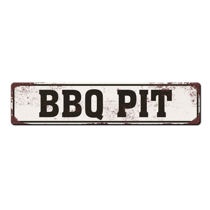 Pode incluir: Uma placa de metal branco com uma borda marrom enferrujada. A placa diz "BBQ PIT" em letras pretas.