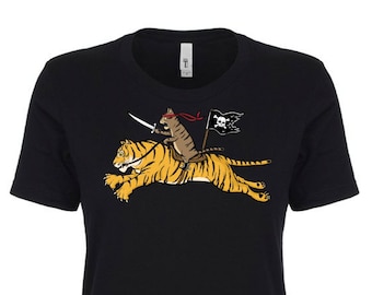 Camiseta de mujer con gato pirata montando tigre, camisetas de tendencia, camiseta divertida con gato, regalo para amantes de los gatos, camiseta de mamá gata, meme de tigre, camiseta meme