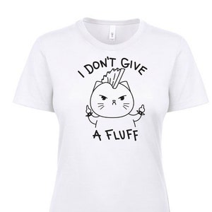 K&ouml;nnte beinhalten: Wei&szlig;es T-Shirt mit einer schwarz-wei&szlig;en Illustration eines Punk-Rock-Katers mit dem Text "I don't give a fluff".