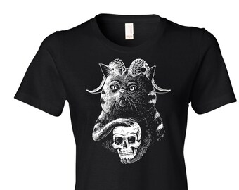 Op de afbeelding: Zwart T-shirt met een witte afbeelding van een kat met hoorns die een schedel vasthoudt.