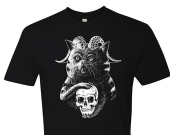 Op de afbeelding: Zwart T-shirt met een witte afbeelding van een kat met hoorns die een schedel vasthoudt.