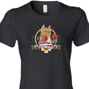 Może przedstawiać: Czarny damski t-shirt z kreskówkową ilustracją kota w bokserskich rękawicach i tatuażem z napisem "Chonky Weight".