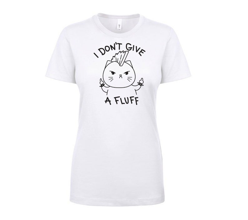 K&ouml;nnte beinhalten: Wei&szlig;es T-Shirt mit einer schwarz-wei&szlig;en Illustration eines Punk-Rock-Katers mit dem Text "I don't give a fluff".