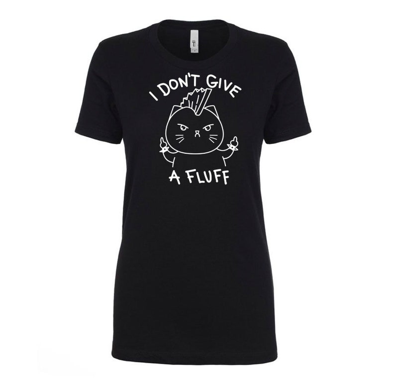 K&ouml;nnte beinhalten: Schwarzes T-Shirt mit einem wei&szlig;en Grafikdruck eines Punk-Rock-Katers mit dem Text "I don't give a fluff"