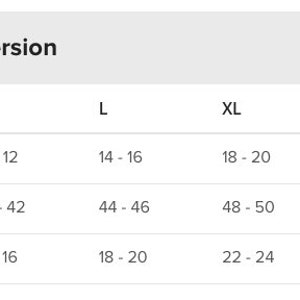 K&ouml;nnte beinhalten: Internationale Gr&ouml;&szlig;enumrechnungstabelle f&uuml;r Kleidung. Die Tabelle zeigt US-, EU- und UK-Gr&ouml;&szlig;en f&uuml;r die Gr&ouml;&szlig;en S bis 3XL.