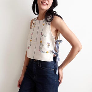 Hand Embroidered Tablecloth Bib Tank: 1960s Vintage Crop Top Size S/M