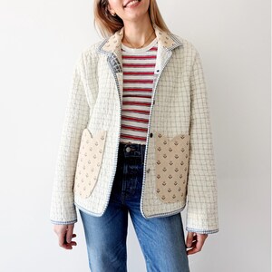 Chaqueta relajada con bolsillos tipo tulipán: Manta de algodón a cuadros de los años 90, color blanco y marrón claro. Talla M/L.