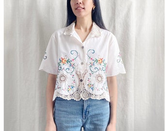 Tablecloth Boxy Shirt - vintage 80s Floral applique cutout crochet lace hand stitch tablecloth women's cropped top short sleeved blouse