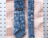 Jack Men's Skinny Necktie Classic point-end - Vintage floral medium indigo blue white Neck tie