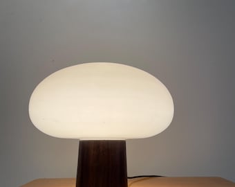 Lámpara de mesa con forma de hongo de nogal y vidrio esmerilado de Laurel Lamp Company