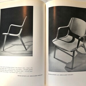 Puede incluir: Dos sillas de madera con un dise&ntilde;o simple y moderno. Las sillas est&aacute;n hechas de madera contrachapada y tienen un acabado en madera clara. Las sillas se muestran en un estudio con un fondo blanco.