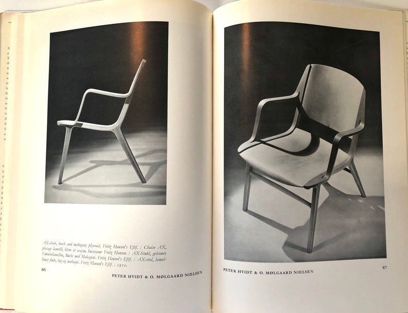 Puede incluir: Dos sillas de madera con un dise&ntilde;o simple y moderno. Las sillas est&aacute;n hechas de madera contrachapada y tienen un acabado en madera clara. Las sillas se muestran en un estudio con un fondo blanco.
