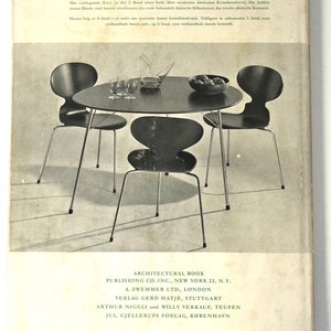 Puede incluir: Una fotograf&iacute;a en blanco y negro de una mesa redonda con tres sillas. La mesa es de madera y tiene una tapa negra. Las sillas son de metal y tienen asientos negros. Las sillas est&aacute;n dispuestas alrededor de la mesa. La mesa y las sillas est&aacute;n en una habitaci&oacute;n con un suelo de color claro. El texto en la parte posterior del libro dice: "Architectural Book Publishing Co. Inc., New York 22, N.Y. A. Zwemmer Ltd., London Verlag Gerd Hatje, Stuttgart Arthur Niggli und Willy Verkauf, Teufen Jul. Gjellerups Forlag, K&oslash;benhavn"