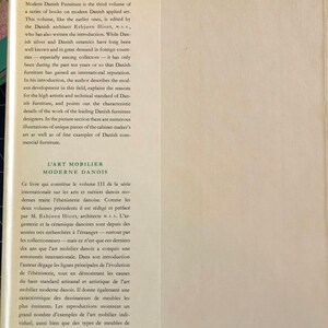 Puede incluir: Una portada de libro con el t&iacute;tulo "Modern Danish Furniture" y una descripci&oacute;n del contenido del libro. El libro es el tercer volumen de una serie sobre el arte aplicado dan&eacute;s moderno. El libro est&aacute; editado por el arquitecto dan&eacute;s Esbj&oslash;rn Hiort, M.A.A. La portada del libro es blanca con texto negro.