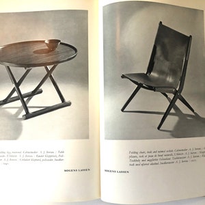 Puede incluir: Una silla plegable negra con un asiento de cuero y un marco de madera. La silla fue dise&ntilde;ada por Mogens Lassen y data de 1931. La silla se muestra en una fotograf&iacute;a en blanco y negro.