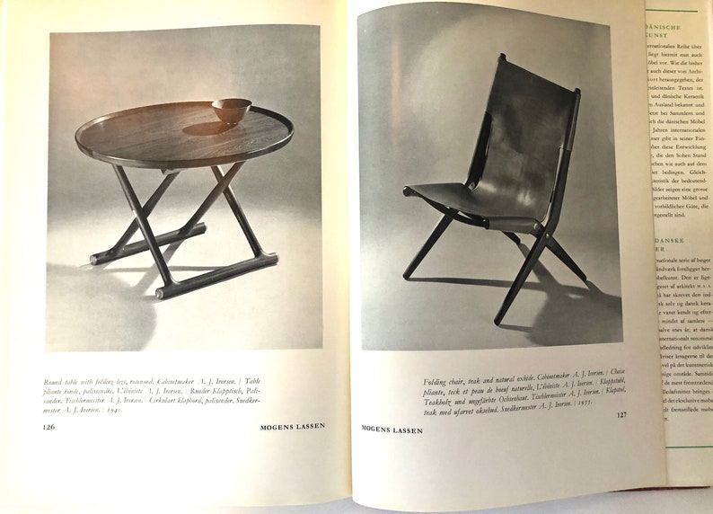 Puede incluir: Una silla plegable negra con un asiento de cuero y un marco de madera. La silla fue dise&ntilde;ada por Mogens Lassen y data de 1931. La silla se muestra en una fotograf&iacute;a en blanco y negro.