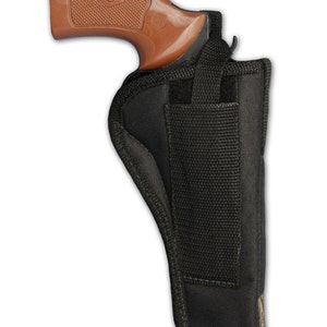 Op de afbeelding: Zwarte nylon holster voor een revolver. De holster heeft een riemlus en een band om het pistool te beveiligen.