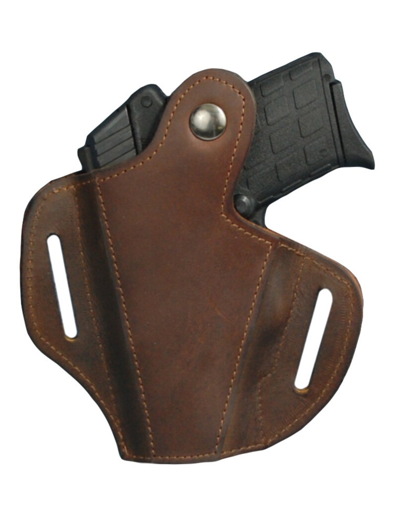 K&ouml;nnte beinhalten: Ein braunes Lederholster f&uuml;r eine kleine Pistole. Das Holster hat zwei G&uuml;rtelschlaufen und einen Druckknopfverschluss.