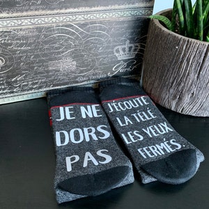 Funny message socks for men, Im not sleeping, Im watching tv with my eyes closed, French text image 2